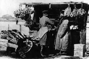 食品および農産物の屋台、サンクトペテルブルク、c。後半C19th 作： Russian Photographer